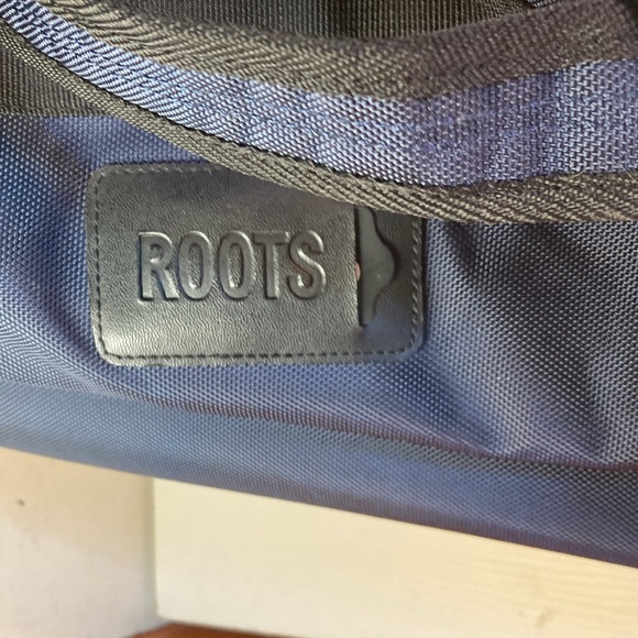 Roots luggage travel bag with wheels - Picture 5 of 8